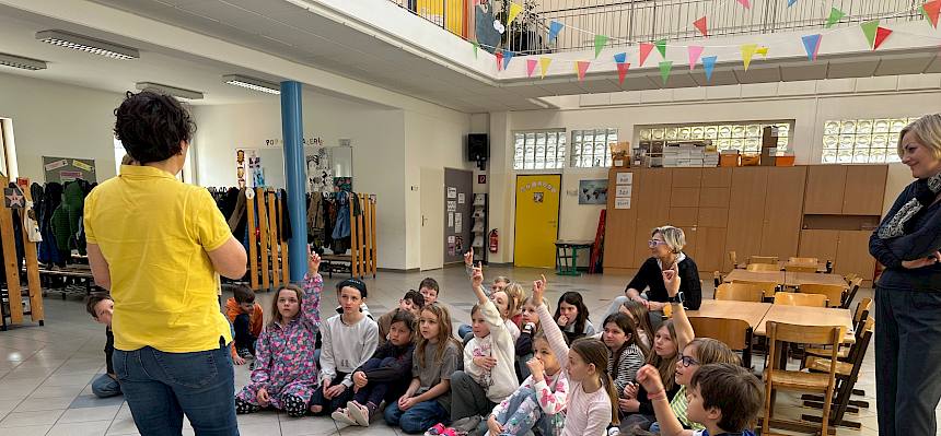 Kinder zeigen auf