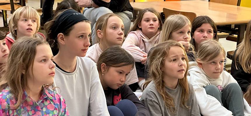 Kinder sitzen am Boden