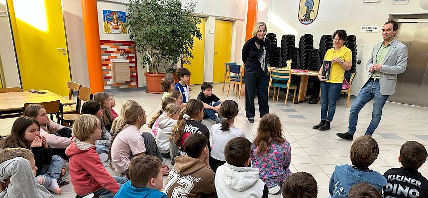 Kinder hören Vortrag