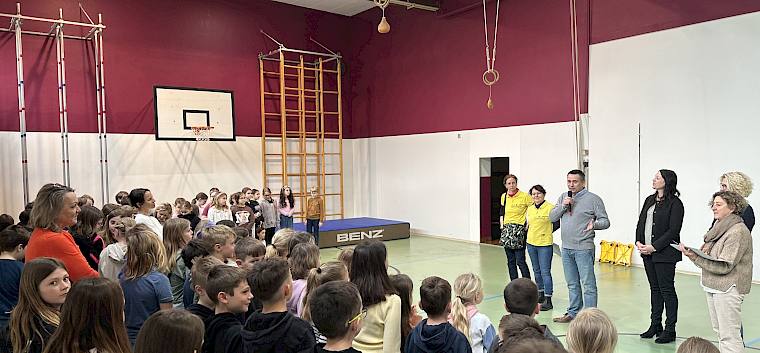 Die Schüler:innen freuten sich über den Besuch der Gemeindevertreter:innen und des Teams des LPV. © LPV/F. Litzelmann Kinder hören Mann zu