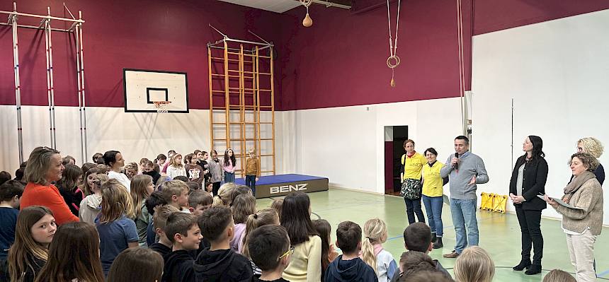 Kinder hören Mann zu