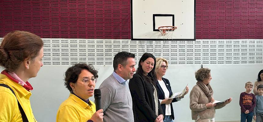 Frau mit Mikrofon und anderen Menschen