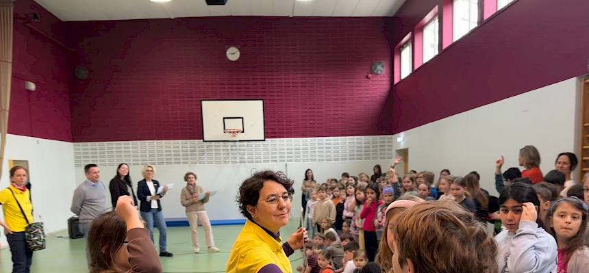 Frau mit Mikrofon und Kinder