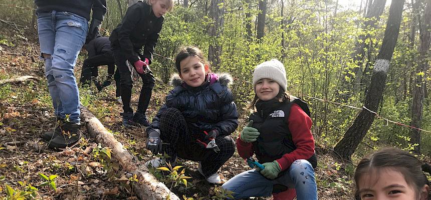 Kinder arbeiten im Wald
