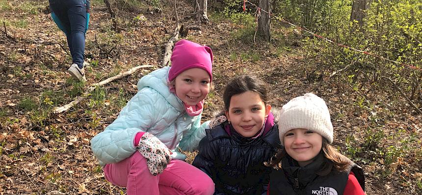 Kinder mit Astscheren