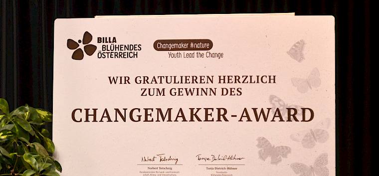 Gleich zwei unserer fachlich und wissenschafltich betreuten Projekte fanden sich unter den Gewinnern und durften sich über ein unterstützendes Preisgeld freuen. © LPV/F. Litzelmann Changemaker-Award Tafel mit Logos