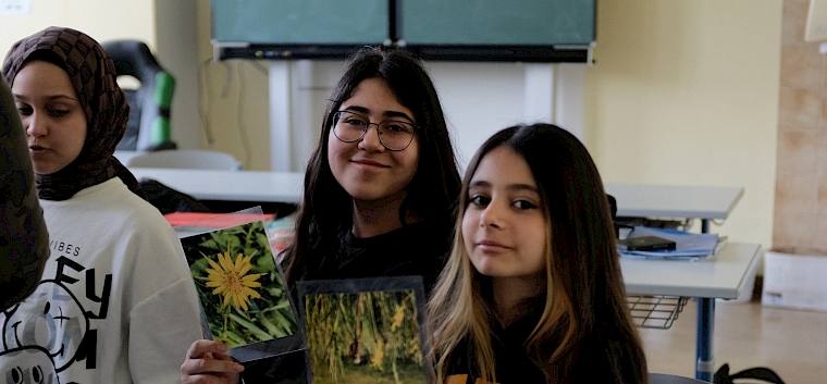 Wie kann man Pflanzen von einander unterscheiden? Nicht nur die Blütenfarbe ist wichtig! © LPV/J. FFischer Menschen mit Bildern von Blüten