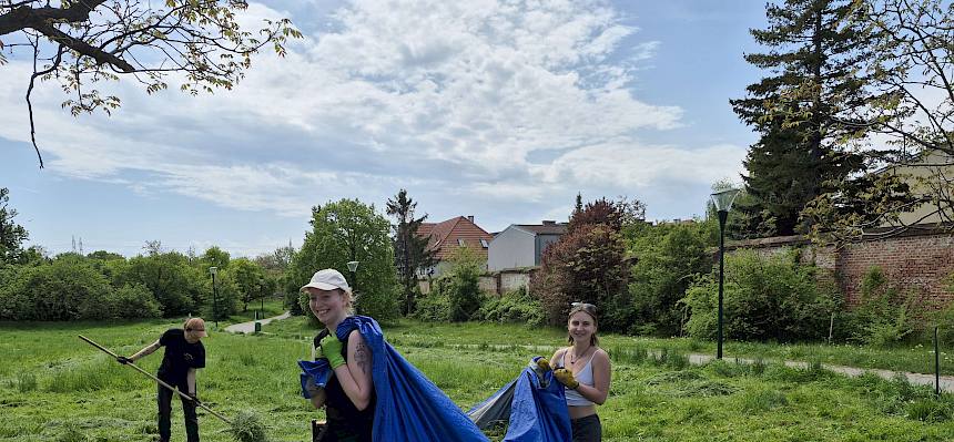 Menschen mit Plane