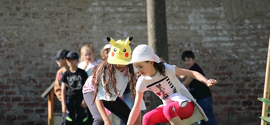 Kinder laufen in der Wiese