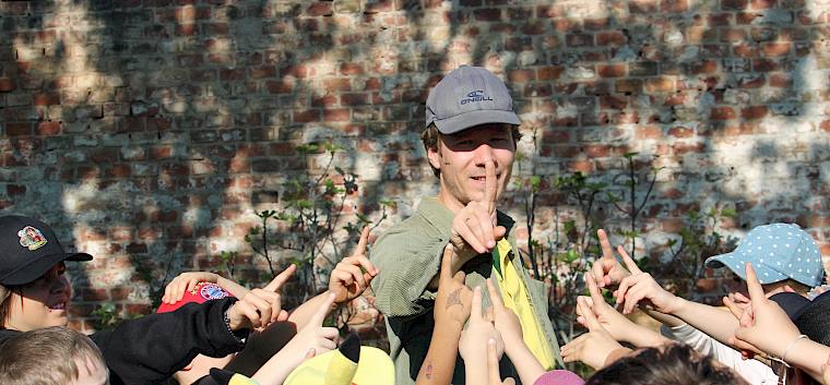 Wer genau hinsieht, erkennt, was hier entdeckt wurde: eine Schwebefliege. © LPV/F. Litzelmann Naturpädagoge mit Kindern