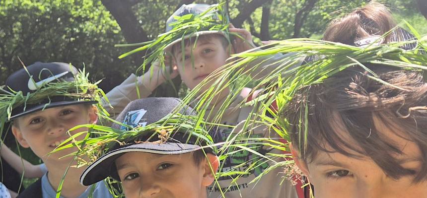 Kinder mit Gras am Kopf