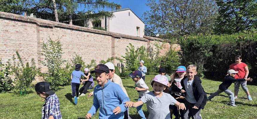 Kinder laufen im Park