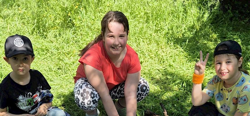 Kinder mit gesammelten Pflanzen