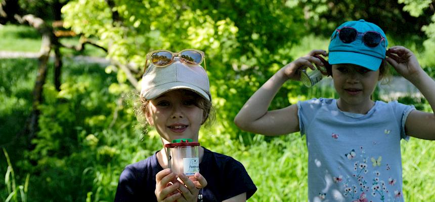 Kinder mit Becherlupe