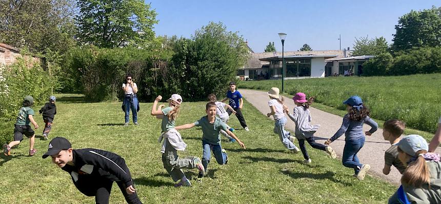 Kinder laufen auf der Wiese