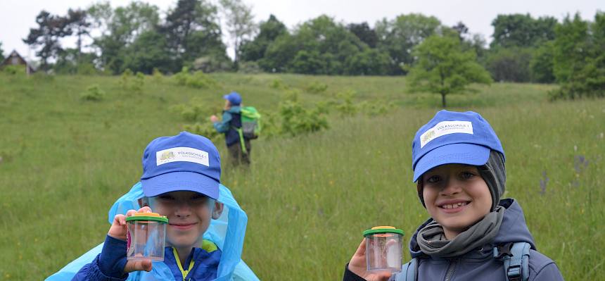 Kinder mit Becherlupe
