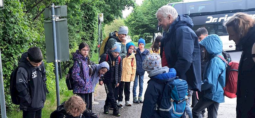 Kinder stehen im Kreis