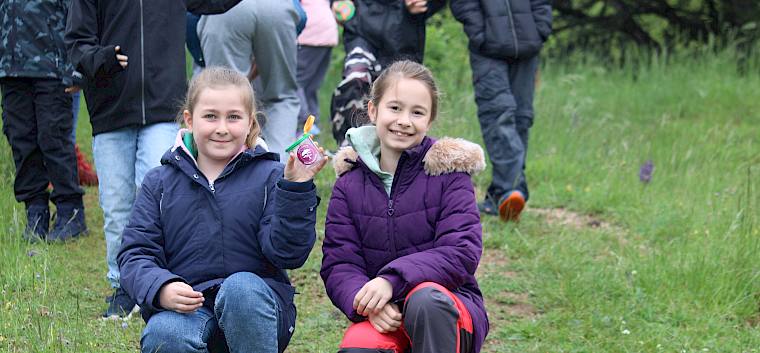 Trotz Regenwetter konnten einige Insekten gefunden werden. © LPV/F. Hohn Kinder mit Becherlupe