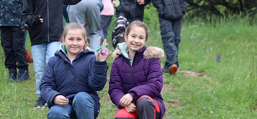 Kinder mit Becherlupe
