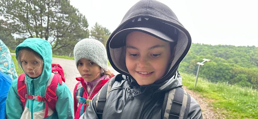 Kind mit Biene aus Plastik