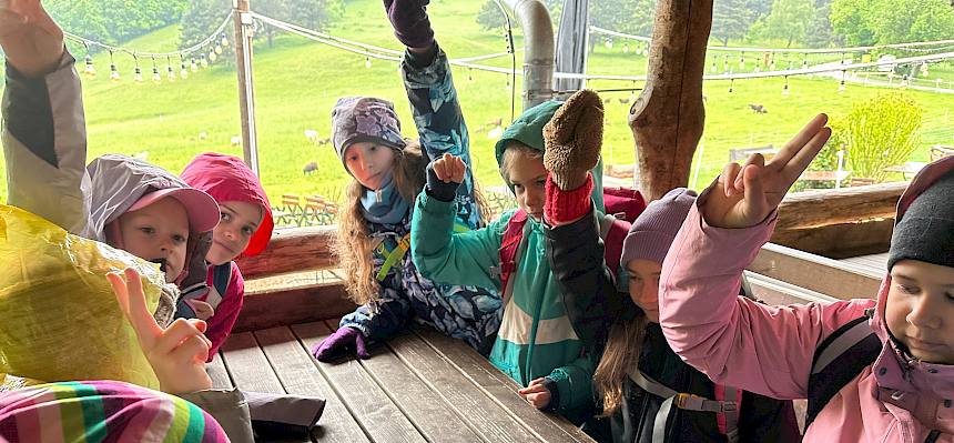 Kinder zeigen auf