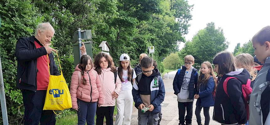Kinder stehen im Halbkreis