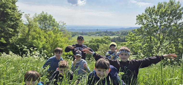 Naturwiesen sind nicht nur für Insekten ein ansprechender Lebensraum. © LPV/L. Reimoser-Berger Kinder im Gras