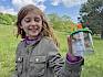 Die Kinder hatten viel Freude beim Entdecken der Tiere des Trockenrasens. © LPV/L. Reimoser-Berger Kind mit Becherlupe