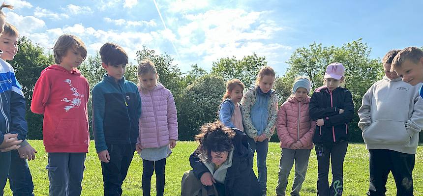 Kinder im Halbkreis