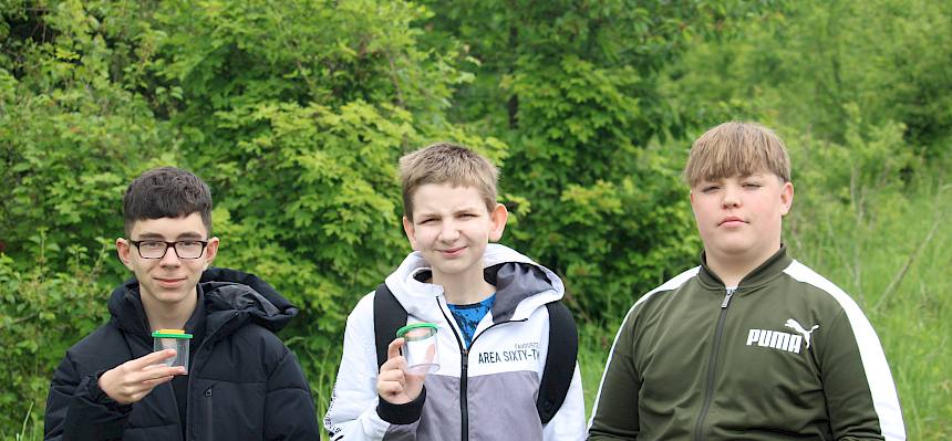 Jugendliche mit Becherlupen