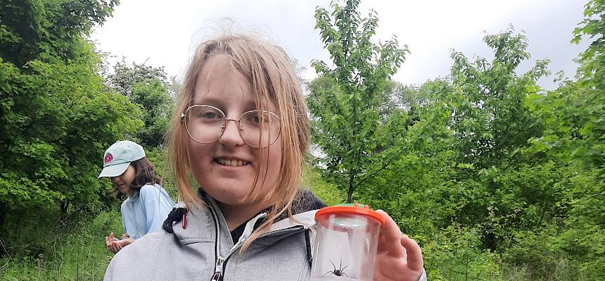 Jugendliche mit Lupenglas