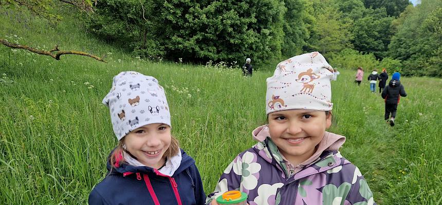 Kinder mit Becherlupe