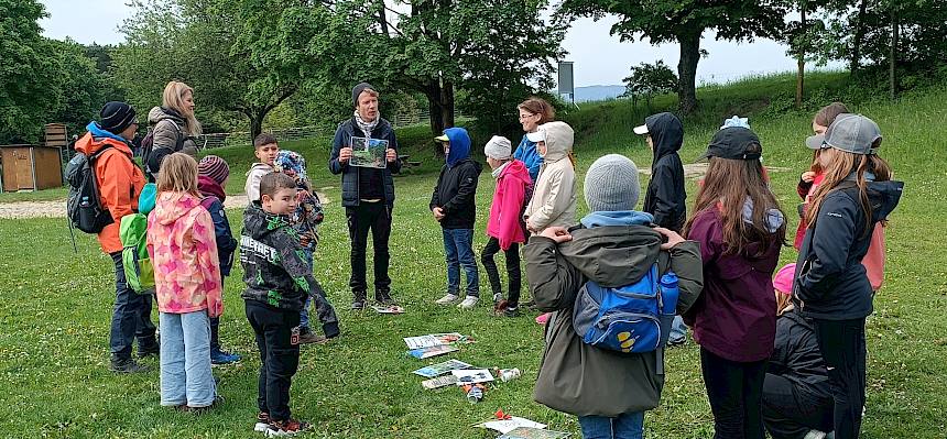 Kinder auf der Wiese