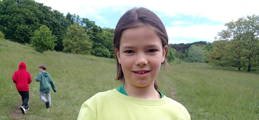 Kind mit juveniler Sägeschrecke