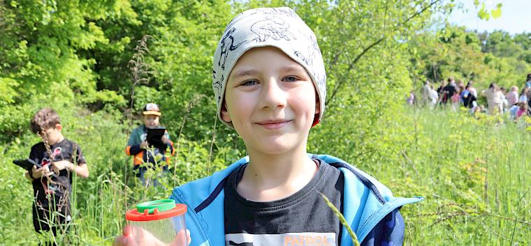 Ausgestattet mit Becherlupen, Tablets und der iNaturalist-App wurden die Schüler:innen der VS Hirtenberg heute zu Naturforscher:innen. © LPV/T. Lesske Schüler mit Becherlupe