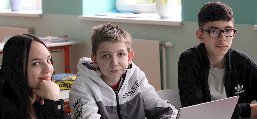 Schüler:innen der NMS Hirtenberg recherchieren mit Laptop