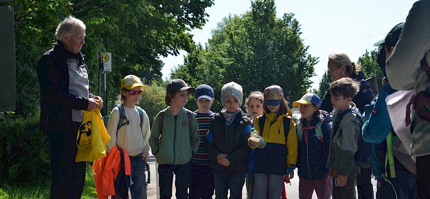 Kinder in Halbkreis
