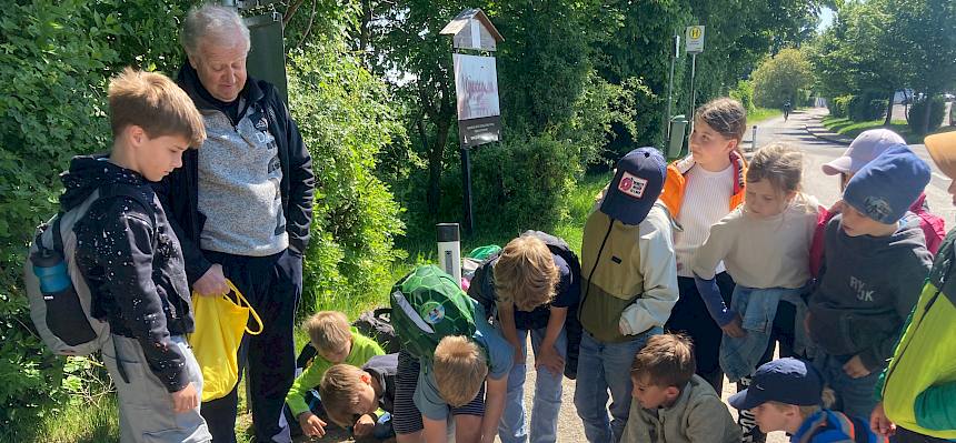 Kinder im Halbkreis