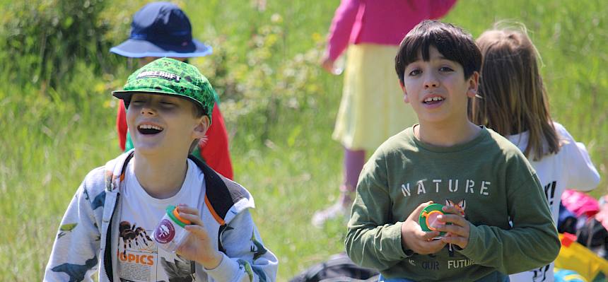 Kinder forschen mit Lupenglas
