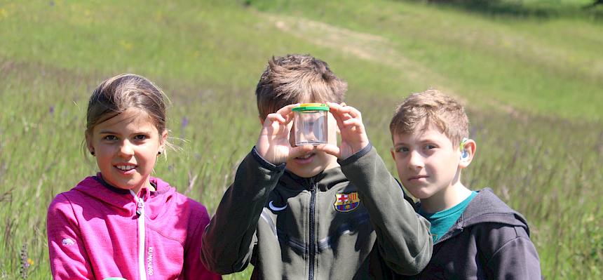 Kinder mit Lupenglas