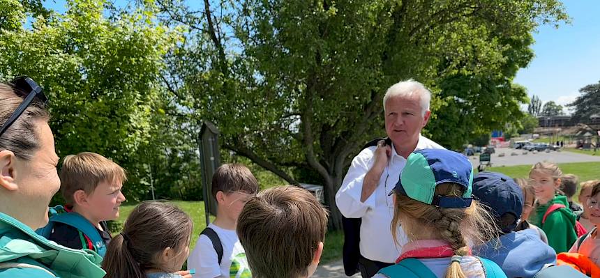 Mann redet mit Kindern