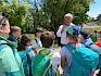 Bürgermeister Dr. Johannes Seiringer (Gemeinde Gießhübl) ließ sich von den Kindern über den Vormittag im Naturpark Föhrenberge berichten. © LPV/E. Weisz-Emesz Mann redet mit Kindern