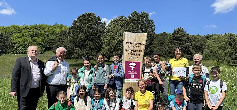 Markus Wildeis (GF Naturpark Föhrenberge), Johannes Seiringer (Bgm. Gemeinde Gießhübl), Konrad Brunnhofer (operativer GF Naturpark Föhrenberge), Irene Drozdowski (Obfrau LPV) und Elke Weisz-Emesz (LPV und Referentin Bildung des Naturpark Föhrenberge) freuen sich über die erfolgreichen Naturpark Tage © LPV/E. Weisz-Emesz GRuppenfoto Schulklasse