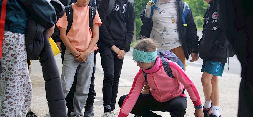 Kind verteilt Gegenstände
