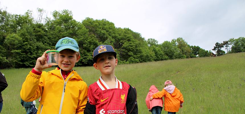 Kinder mit Becherlupe