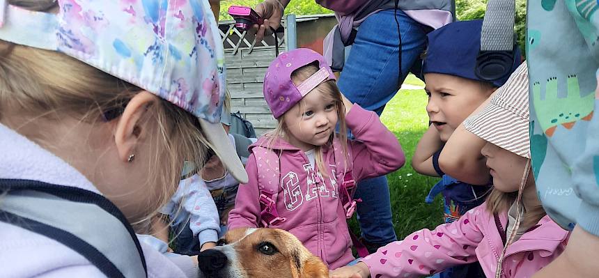 Kinder streicheln Hund