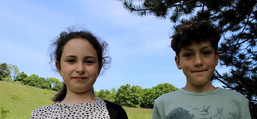Kinder mit Becherlupe
