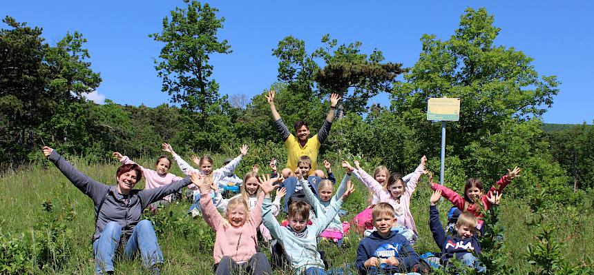 Gruppenfoto 2a VS Pfaffstätten bei Trockenrasenführung