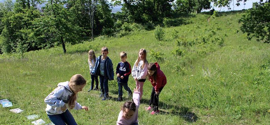 Schüler:innen beim Folienlaufspiel