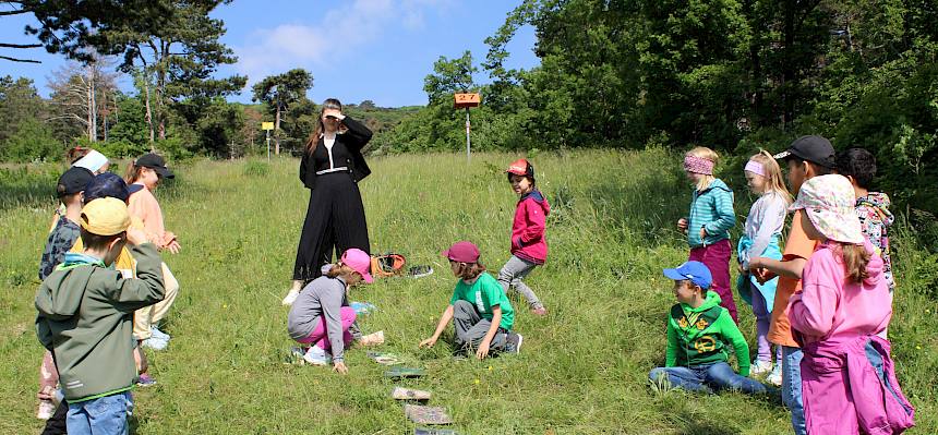 Schüler:innen beim Folienlaufspiel